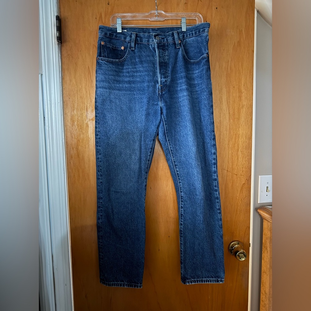 Levi’s 501 Jeans in Medium Wash! 31 x 28